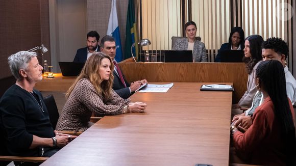 Leo (Clara Moneke) defende seu amor por Sofia (Elis Cabral). Samuel (Juan Paiva) e Filipa (Claudia Abreu) oferecem apoio a Leo.