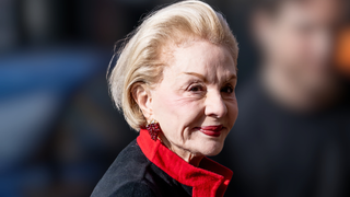 Carolina Herrera confirma que a moda (e a elegância) não tem idade e adere a uma das tendências mais ousadas de 2026