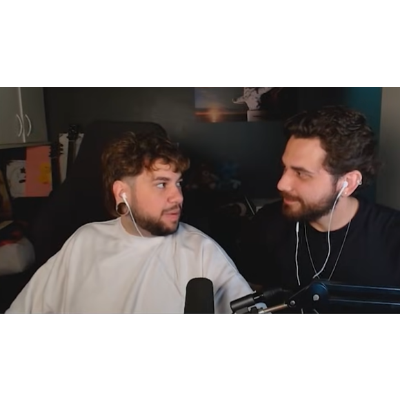 'A toalha caiu': Gustavo Mioto faz revelação inesperada ao Youtuber Brino sobre gravação de cena ousada e explica por que ficou visivelmente nervoso ao rever o momento