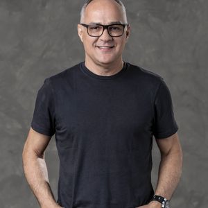 Cauã Reymond e Bella Campos tiveram reunião com Amauri Soares, diretor dos estúdios Globo; chefão pediu profissionalismo aos atores