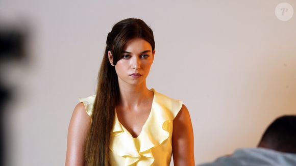 Afra Saraçoğlu como Seyran, uma jovem humilde, inteligente e determinada que é escolhida para se casar com Ferit