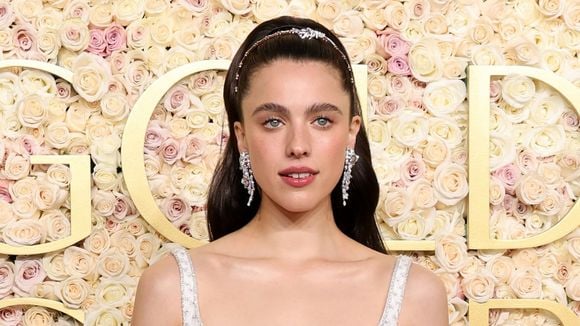 'Era uma câmara de tortura': estrela de 'A Substância', Margaret Qualley expõe problemas na pele e 'rosto ferrado' após próteses para o filme