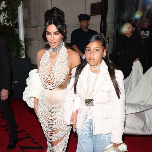Filhos de Kim Kardashian e Kanye West adoram Bianca Censori, segundo tabloide