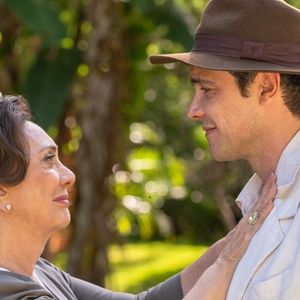 Candinho e Anastácia têm conversa franca durante coma do caipira na novela Êta Mundo Melhor