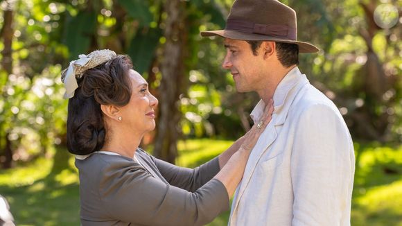 Candinho e Anastácia têm conversa franca durante coma do caipira na novela Êta Mundo Melhor