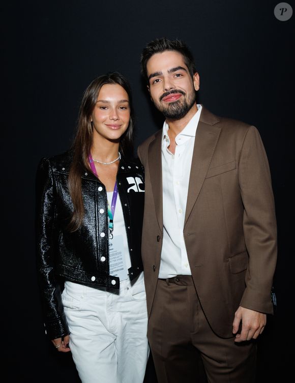 O apresentador chegou acompanhado de Alexia Novelino e posou com ela para os fotógrafos antes de entrar no evento.