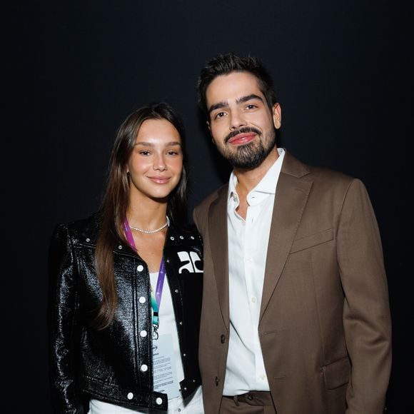 O apresentador chegou acompanhado de Alexia Novelino e posou com ela para os fotógrafos antes de entrar no evento.