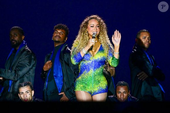 Apresentação de Mariah Carey contou com diversas trocas de looks e bailarinos coreografados