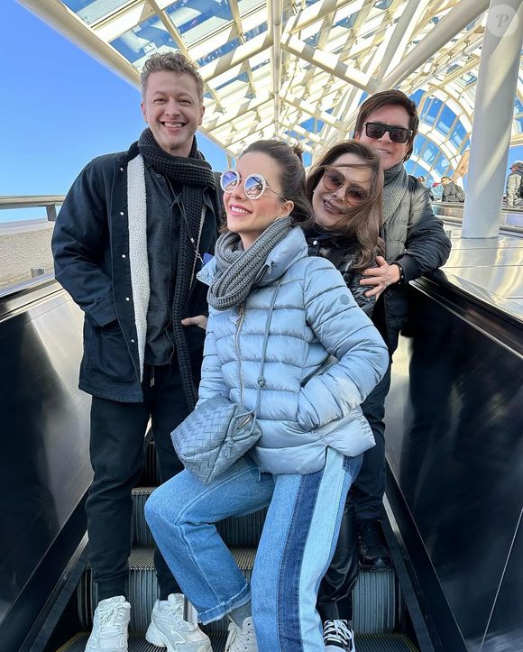 Sandy e Lucas Lima foram flagrados em um passeio nos Estados Unidos, acompanhados dos pais da cantora, Xororó e Noely