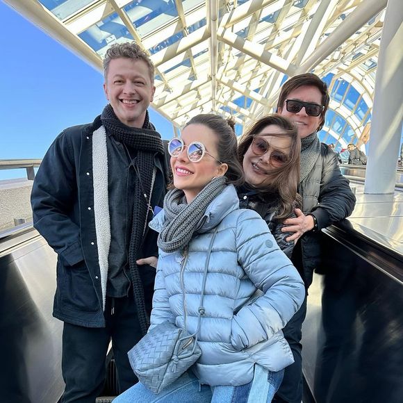 Sandy e Lucas Lima foram flagrados em um passeio nos Estados Unidos, acompanhados dos pais da cantora, Xororó e Noely