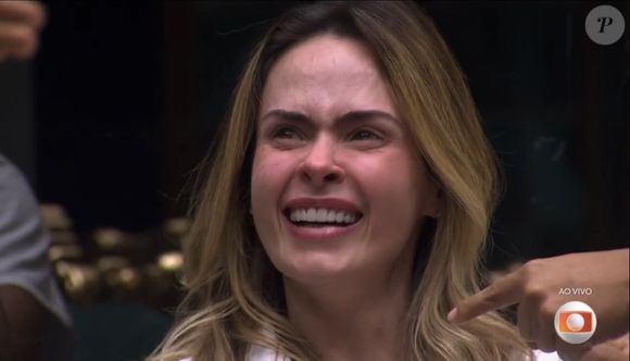 Ana Paula Renault se emociona ao receber abraço de Tadeu Schmidt após perder o pai durante o BBB 26