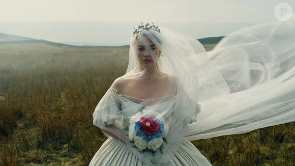 Nova adaptação de O Morro dos Ventos Uivantes prioriza estética visual marcante e química intensa entre os protagonistas