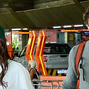 Bruna Marquezine e Shawn Mendes desembarcam juntos em São Paulo nesta terça-feira(16) e levantam suspeitas de um romance cada vez mais sério entre a atriz e o cantor internacional