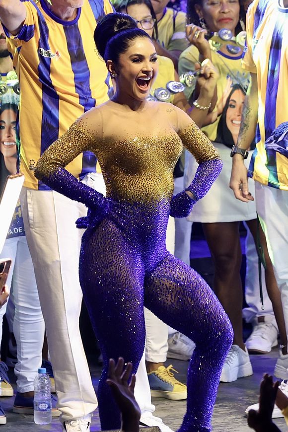 Roupa de alta-costura de Mileide Mihaile com mais de 40 mil cristais demorou 20 dias para ficar pronta