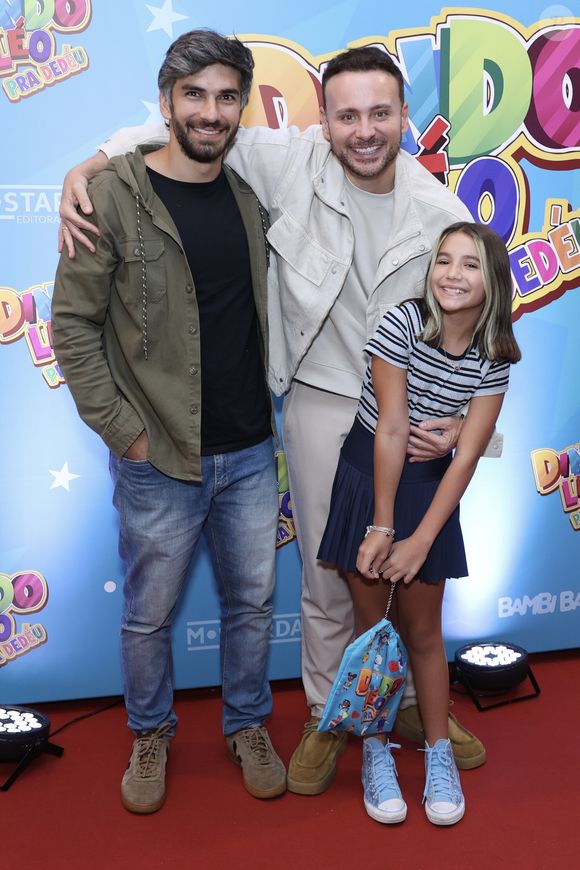 Fiha de Deborah Secco e Hugo Moura, Maria Flor foi com o pai ao lançamento da série 'Dindo Léo Pra Dedéu'