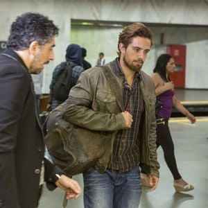 Logo nas primeiras cenas, o público verá Lívia e Felipe trocando olhares dentro do metrô do Rio de Janeiro. O encontro parece obra do destino, mas Ariel (Michel Melamed) impedirá qualquer aproximação naquele momento,