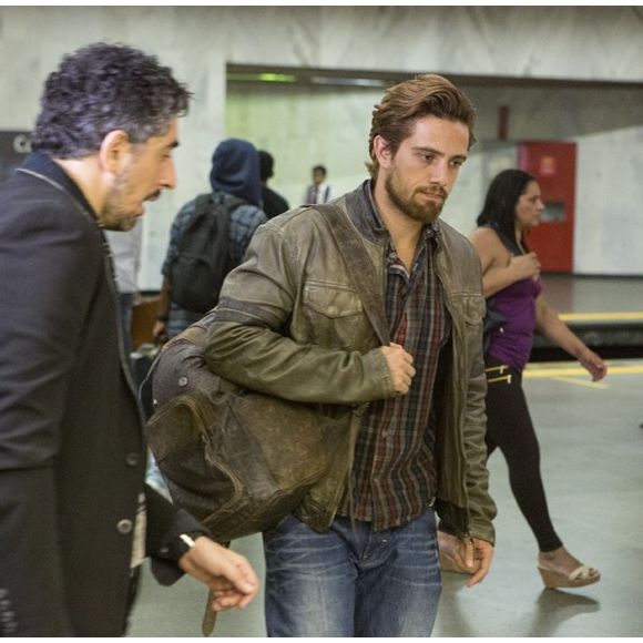 Logo nas primeiras cenas, o público verá Lívia e Felipe trocando olhares dentro do metrô do Rio de Janeiro. O encontro parece obra do destino, mas Ariel (Michel Melamed) impedirá qualquer aproximação naquele momento,