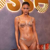 Só 10 mil cristais e uma lingerie bege: Laura Fernandez, de 'Êta Mundo Melhor!', surge com 'quase nada' no Carnaval e revela perrengue com o look ousado