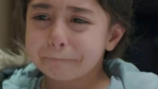 Tragédia para Melek! Resumo da novela 'Mãe' (5 a 9 de janeiro): menina enfrenta fome, castigo e morte após grave mentira; casamento de Zeynep com Sinan também agita próximos capítulos