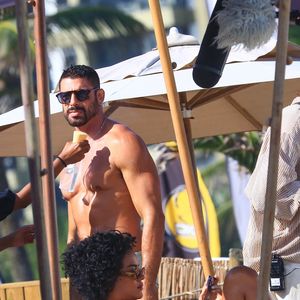 Bella Campos e Cauã Reymond foram flagrados por um paparazzo durante a gravação de uma cena externa de ‘Vale Tudo’ na tarde desta quarta-feira (30)