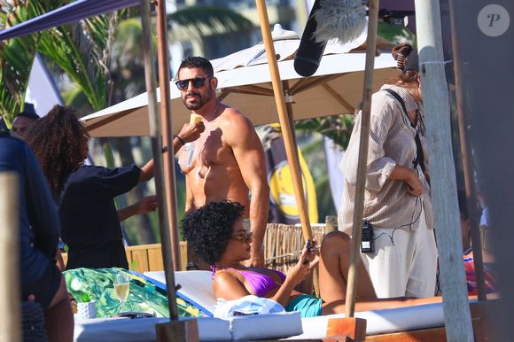 Bella Campos e Cauã Reymond foram flagrados por um paparazzo durante a gravação de uma cena externa de ‘Vale Tudo’ na tarde desta quarta-feira (30)