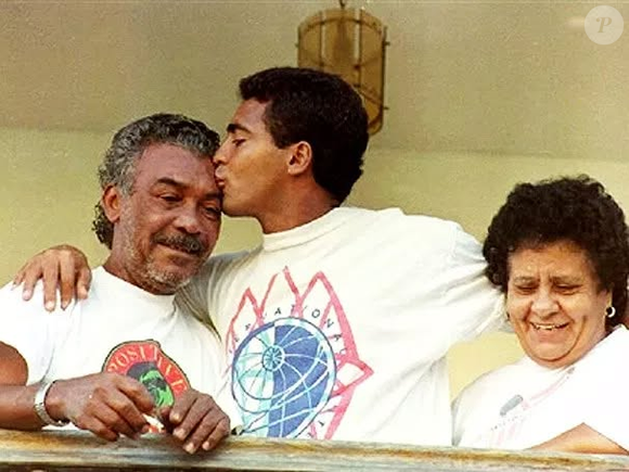 Pai de Romário foi sequestrado semanas antes da Copa de 1994; atacante ameaçou deixar o Mundial e viveu tensão fora dos gramados