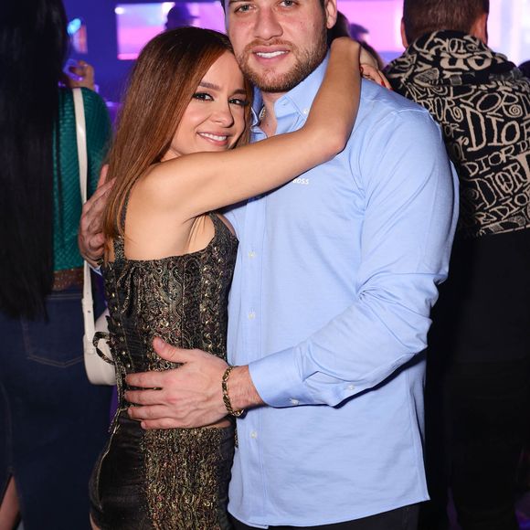 Maiara e Mohamed Nassar posaram para fotógrafos presentes no local e esbanjaram momentos românticos