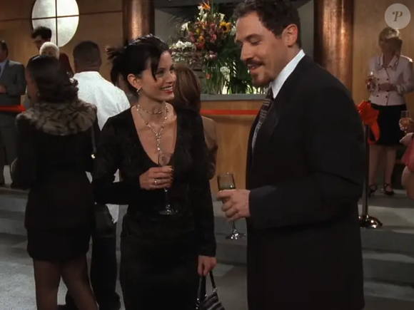20 anos após fim de 'Friends', Mônica Geller mantém seu legado fashion: 20 fotos dos looks icônicos de Courtney Cox na série