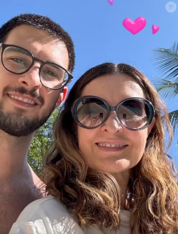 Vinicius, filho de William Bonner e Fátima Bernardes, se mudou para França em 2020, para estudar na Télécom ParisTech. Atualmente, trabalha em Paris como gerente de produto