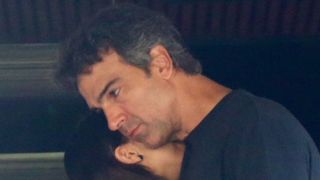 Abalado pela morte do irmão Oscar, Tadeu Schmidt é amparado pela esposa antes da última eliminação do 'BBB 26'. Fotos