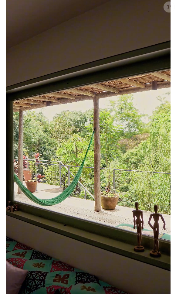 Sítio de Helena Rizzo é repleto de iluminação natural graças às janelas de vidro extensas