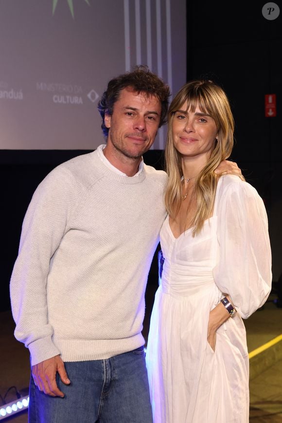 Carolina Dieckmmann e Tiago Worcman apostaram em peças brancas para prestigiar o festival de cinema no Rio de Janeiro
