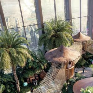 Prédio em Dubai onde Vini Jr. comprou cobertura traz uma floresta interna de 447 metros, a mais alta do mundo