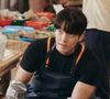 Em 'Amor e Outros Dramas', Kim Woo-bin interpreta Park Jung-joon, um capitão de barco que se apaixona por uma mergulhadora