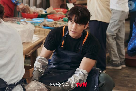 Em 'Amor e Outros Dramas', Kim Woo-bin interpreta Park Jung-joon, um capitão de barco que se apaixona por uma mergulhadora