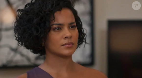 Maria de Fátima (Bella Campos) nota que César (Cauã Reymond) não passou a noite em casa