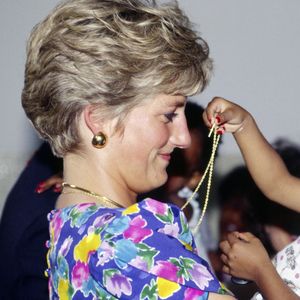 Princesa Diana visitou um hospital que acolhia pessoas soropositivas no Brasil