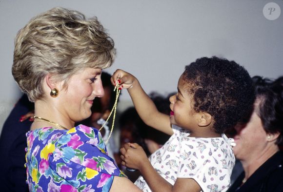 Princesa Diana visitou um hospital que acolhia pessoas soropositivas no Brasil
