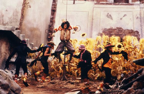 Michael Jackson como o Espantalho em The Wiz, adaptação musical afro-americana de O Mágico de Oz que ganhou status cult