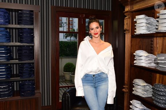 Bruna Marquezine adora usar looks confortáveis, como o jeans