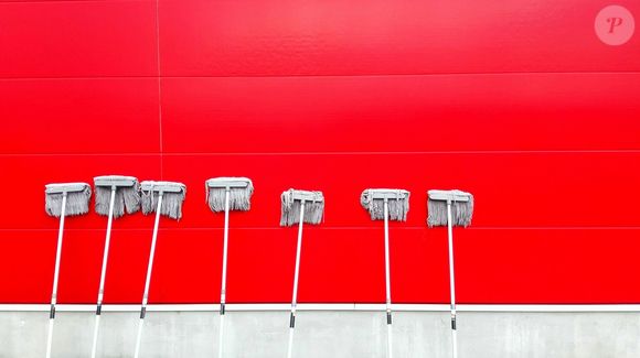 Gire-o delicadamente na água, puxando o cabo de plástico para garantir que a água e o detergente sejam distribuídos uniformemente pelas franjas.