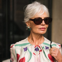 Como se vestir bem sem esforço aos 50 anos ou mais: confira vestidos super elegantes que funcionam e favorecem a silhueta