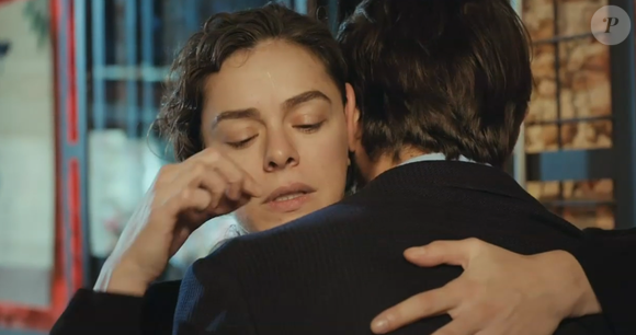 Bahar pega um fio de cabelo de Emre para fazer novo teste de DNA na novela 'Força de Mulher', no capítulo de sexta-feira 9 de maio de 2025