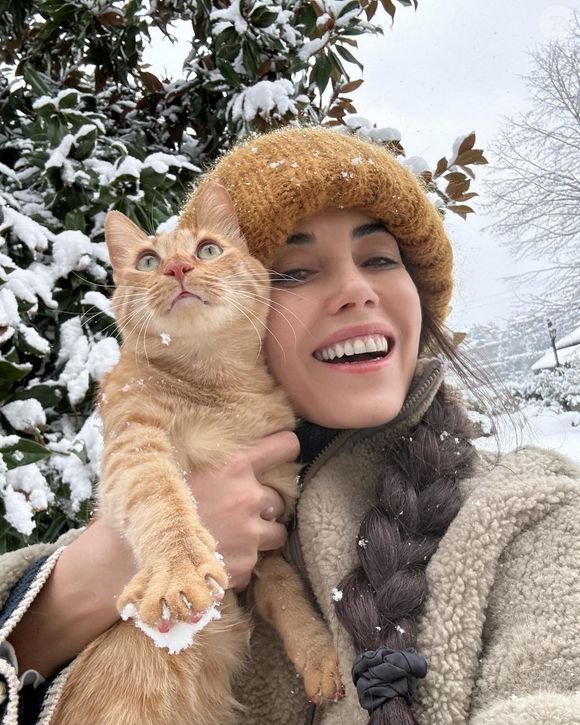 Hoje com 45 anos, Cansu Dere, a protagonista Zeynpe, segue atuando na Turquia