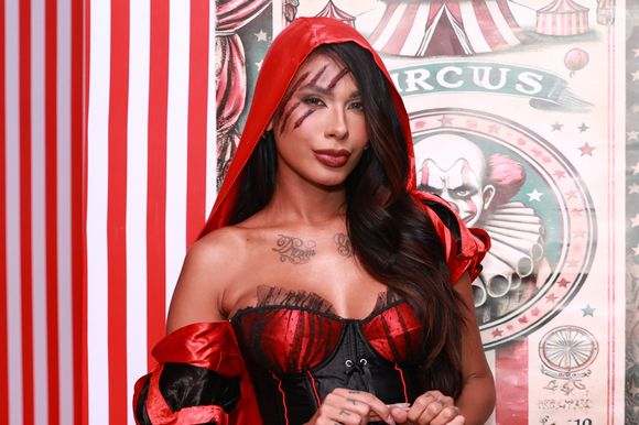 Fantasia de Chapeuzinho Vermelho para o Halloween: Pocah encarnou a personagem em festa