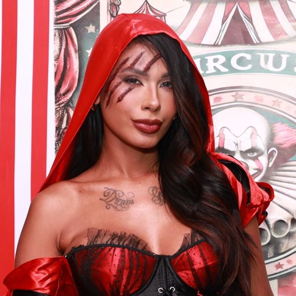 Fantasia de Chapeuzinho Vermelho para o Halloween: Pocah encarnou a personagem em festa
