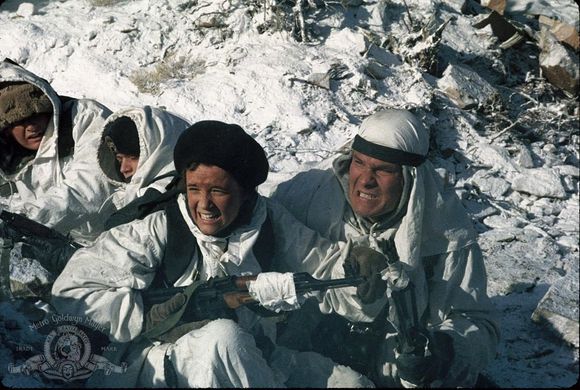 O filme acompanha um grupo de estudantes do Colorado que consegue escapar para o interior do estado e lidera um grupo de resistencia