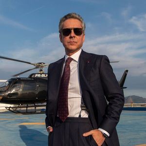 Marco Aurélio é o inescrupuloso empresário que tem poder na empresa de aviação TCA, comandada por Odete Roitman (Debora Bloch)