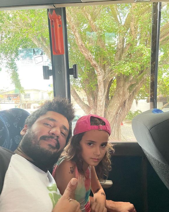 Manoela, filha de Helena Rizzo e de Bruno Kayapy, tem 8 anos de idade.