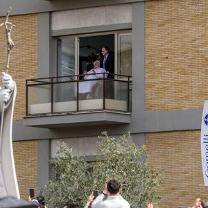 Papa Francisco faz primeira aparição pública e recebe alta do hospital após 40 dias internado